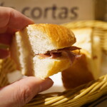 スペイン食堂 エルペケーニャ - バゲットには生ハムを忍ばせてあります。