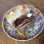 パティスリー リョーコ - 桃のフロマージュとキャラドゥのプチガトー。ちょっとお持ち帰り失敗しちゃた