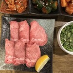 KAMECHIKU - ネギ塩上タン1,690円 絶品