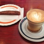 TRUNK COFFEE BAR  - シナモンコルタド（ダブル）とビスコッティ