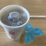 マクドナルド - ドリンク写真:■プレミアムローストアイスコーヒーS¥120:すっきりとした苦味と軽やかな飲み口が特徴で、食後や休憩時にちょうどいい一杯。突出した個性はないが、クセがなく飲みやすい。価格も¥120と抑えられており、無難ながら安心して選べる定番の存在。