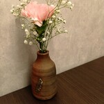 瀬戸内味覚処 芸州 本店 - テーブル横のお花です