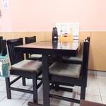 味楽 - 店内中央のテーブル。