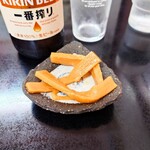 味楽 - ビールにサービスの"メンマ"。手を掛けた仕込みが素晴らしい一品。