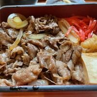 すき焼き十二天 - すき焼き重　1650円　このご時勢で、かつ丸の内という場所も考えると、頑張っている価格