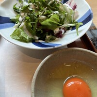 すき焼き十二天 - すき焼き重1650円のサラダ　追加卵110円