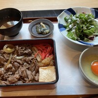 すき焼き十二天 - すき焼き重1650円　追加卵110円　ご飯や赤出汁はお代わり自由という点も相当良い