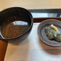 すき焼き十二天 - すき焼き重1650円　赤出汁、漬物