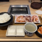 焼肉食堂まんぷく 川口道合店 - まんぷく豚3種ランチ♪