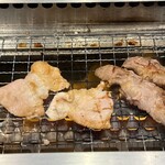 焼肉食堂まんぷく - カルビにハラミを焼いていく…