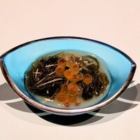 熟成鮨利他 - モズクとイクラの和え物（ お通し ）