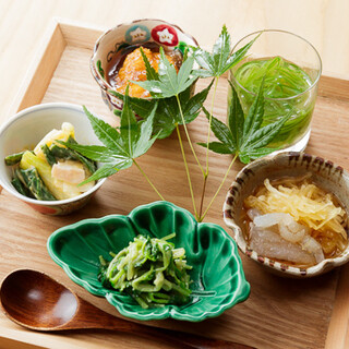 旬を堪能いただける、食材・出し汁・器で構成された八寸