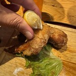 銭函バーベキュー - 手羽先ザンギにレモンを絞りかける