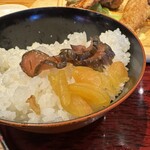 銭函バーベキュー - お新香をご飯に乗せて