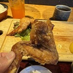 銭函バーベキュー - 手羽先ザンギ 持ち上げ