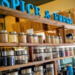 Spice&Fresh - オシャレにディスプレイされたスパイスたち。