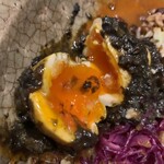 ポンニラペンspice - イカ墨マサラのたまご　断面