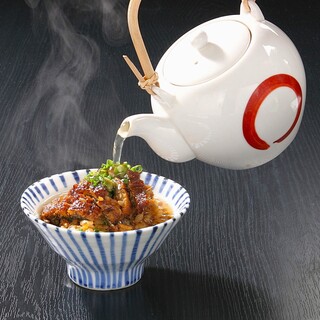 楽しみ方いろいろ！〆はうな茶漬けで