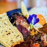 Spice&Fresh - 付け合せは、パリップ、紅芋・オクラ・茄子などの素揚。ピクルス。目玉焼きトッピングをお願いしました。