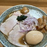麺饗庭 必道 - トッピングは、チャーシュー、味玉、赤玉ねぎ、青さ海苔、つくね、極太メンマ、トリュフエスプーマ等