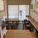 あしがら翁 - 小ぢんまりとした店内