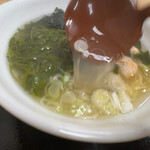 お食事処 蓬莱島 - メカブのトロみがスープとミックスされ磯感が増します