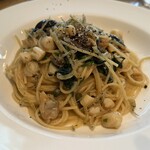 青いナポリ - 魚介のラグーとホウレン草のアンチョビ風味のアーリオオーリオ スパゲッティ