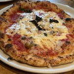 青いナポリ - ツナと赤玉葱、ケッパー、オリーブ、サワークリームのトマトソースピッツァ "ロッソ" 