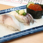 鮮魚店の立ち寿司 アカマル - 【にぎり寿司単品】しめ鯖，やりいか生げそ，いくら軍艦 ※お品書き表記通り