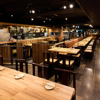 高級感溢れる洗練された空間。最大50名様の同時着席宴会可能。