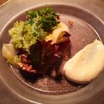 o・mo・ya - 『Dejeuner B ～季節のおすすめランチコース～』(3500円)の前菜『鰹のお刺身サラダ 豆腐のソースと土佐酢ジュレ』鰹のお刺身の上に、サニーレタス、リンゴ、くるみが添えられている！(・。・;