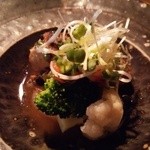 o・mo・ya - 『燻製仕立ての目鯛のポワレ』！これもアツアツ！！ブロッコリ、カリフラワー、ダイコン、トマト、かいわれが添えられている！！(^o^)丿