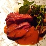 o・mo・ya - 『マグレ鴨のロースト グリーンペッパーソース』!
      キノコ数種類を炒めたものと、サツマイモの入ったレモンの香りがするライスが添えられ、マグレ鴨のローストにフォンドボゥのソースがかかっている！(^o^)丿