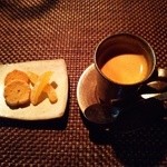 o・mo・ya - 『エスプレッソコーヒー』と『お茶菓子』！
      陶器の器に注がれた『エスプレッソ』と『お茶菓子』！お茶菓子まで、手間を惜しまずに作った、シェフのこだわりと気持ちが伝わってきた一品でしたぁ～♪(^o^)丿　