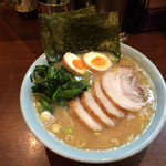 金八家 - 中盛チャーシューメンにコインパーキング利用でサービスしてくれる味付け玉子入り！
      
      もう10年は通ってるけど、チャーシューは格別に旨い！
      
      スープはマイルドな醤油とんこつですが、バランスがよいです。