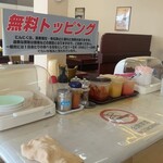 にんたまラーメン - にんにくや紅生姜などを追加できるコーナー