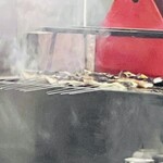 蓬左茶寮 - 新子鰻を焼いているところ②