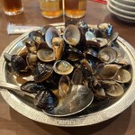 麗郷 渋谷店 - しじみ炒め　¥1,320 スープが美味しいから、しじみの殻で掬って飲む。