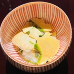 蓬左茶寮 - 雲丹煎餅を割ったところ