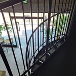 EINS coffee - 螺旋階段をのぼって2階へ