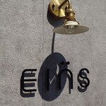 EINS coffee - 入口の横にあるロゴ