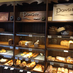 PONSHE - 棚には美味しそうなパンが並ぶ。
