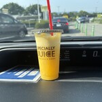 ザ・ジュースショップくだものかふぇ - ドリンク写真:注文すると目の前のミキサーでオレンジジュースを作ってくれました・・・