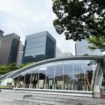 スターバックスコーヒー - ここはなんの建物かと