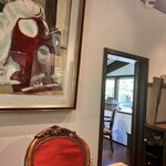 久右衛門邸 納屋カフェ - 趣きある絵画やアンティークの椅子が並び
      ゆったりとした雰囲気。こちらの広いテーブル席を使わせていただきました。(*´ ˘ `*)♡