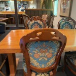 久右衛門邸 納屋カフェ - アンティーク調の椅子が並ぶ落ち着いた店内。