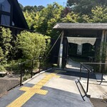 久右衛門邸 納屋カフェ - 駐車場から続くアプローチは、木々に囲まれていて心地よいです。