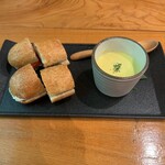 久右衛門邸 納屋カフェ - サンドイッチには 生ハムとフルーツトマト、さらにラズベリークリームチーズが挟まっていて、甘酸っぱさと塩気のバランスがとても美味しかったです。