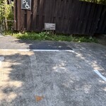 久右衛門邸 納屋カフェ - 駐車場。全体を写したかったけど、あっという間にいっぱいで！