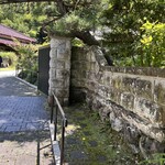 久右衛門邸 納屋カフェ - 苔むした石垣に松の木…雰囲気たっぷりのアプローチ